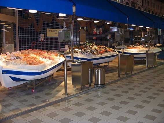 Expositor para marisco em forma de barca comprida.